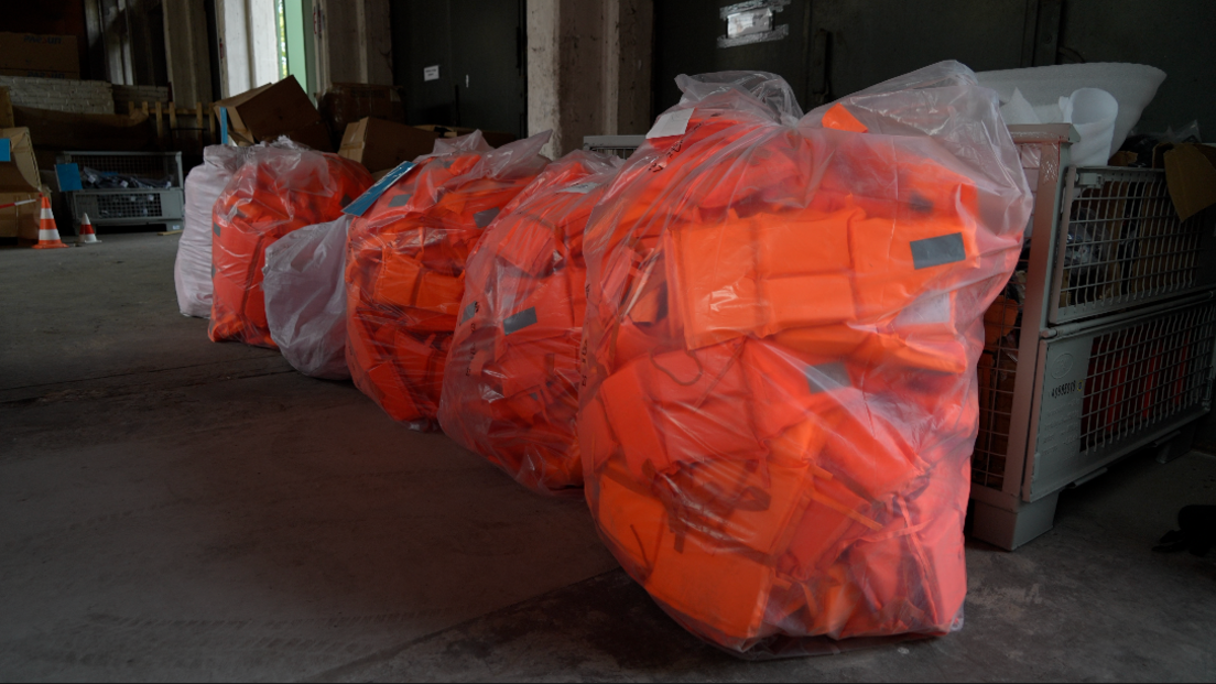Germany Raids Warehouse, Seizing 9,000 Life Jackets and Dinghies Linked to Channel Migrant Smuggling
