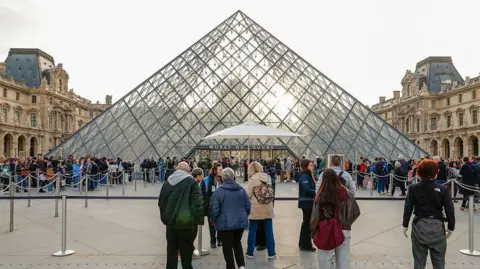 Louvre Raises Admission Fees by 45% for Non-EU Visitors