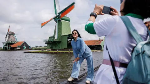 Zaanse Schans to Introduce Entry Fee for Tourists Amid Overcrowding Concerns