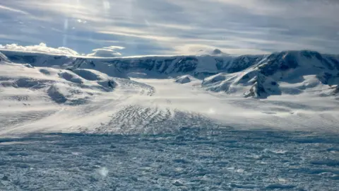 Scientists Investigate the Sudden Retreat of Hektoria Glacier in Antarctica