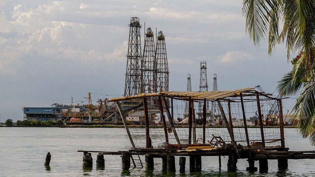 Trump Announces U.S. Take‑over of 65 bn Barrel Venezuelan Oil Reserves