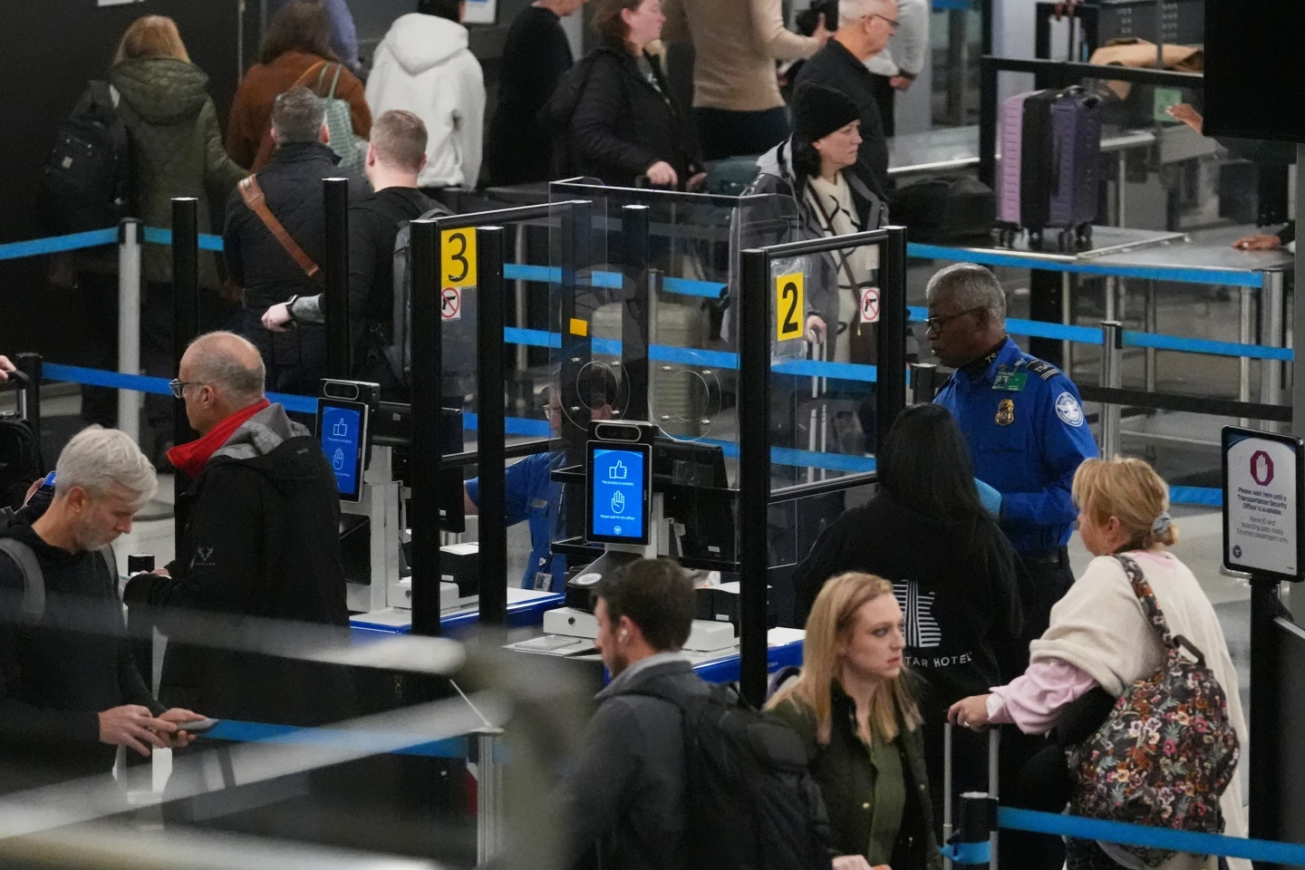 Government Shutdown Strains U.S. Aviation System: Thousands of Flight Cancellations and Delays