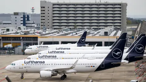 Lufthansa to Cut 20,000 Summer Flights Amid Soaring Fuel Prices