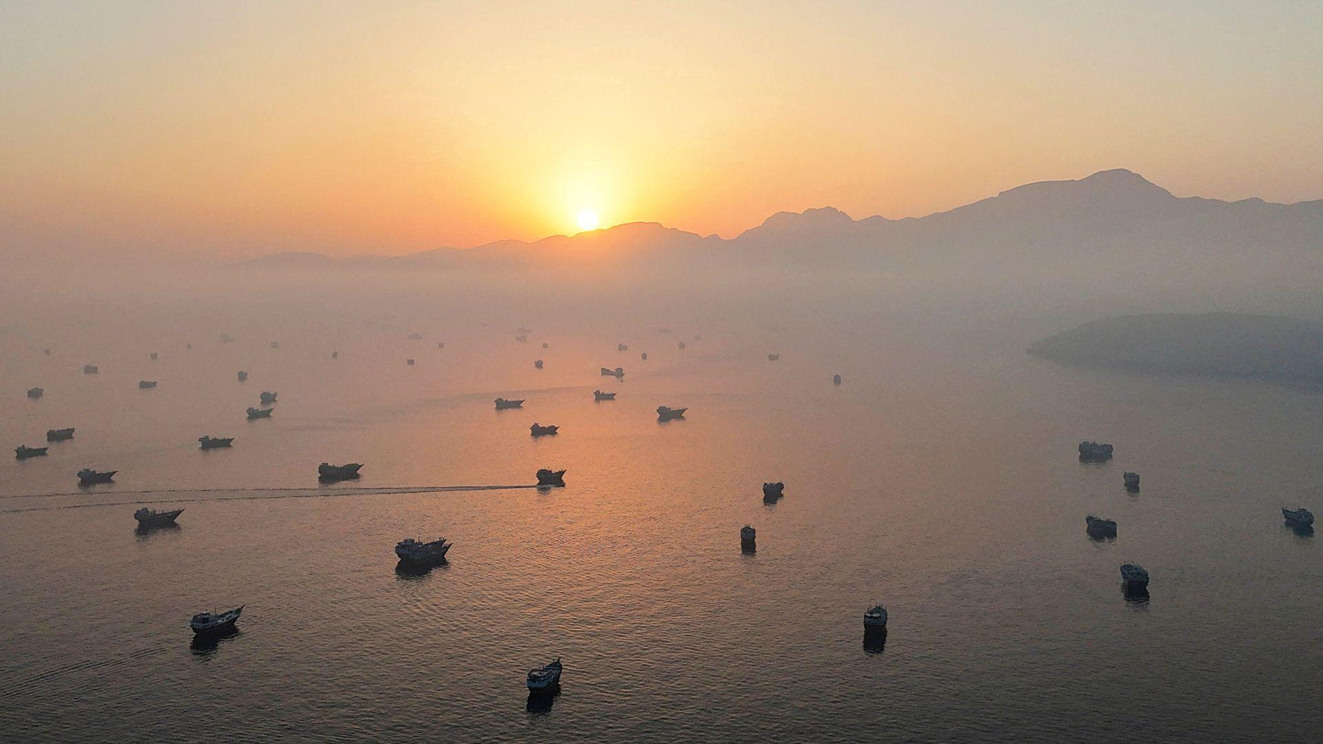 Iran Nears New Strait of Hormuz Deal with Oman Amid US Blockades