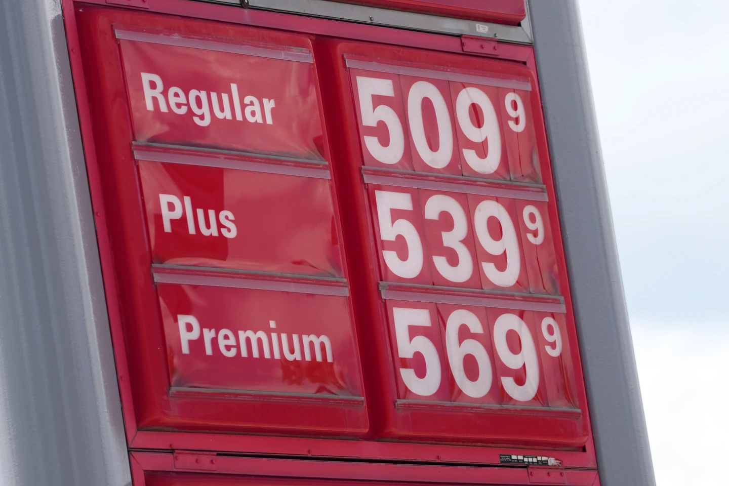 U.S. Consumer Confidence Falls in May as Gas Prices Skyrocket