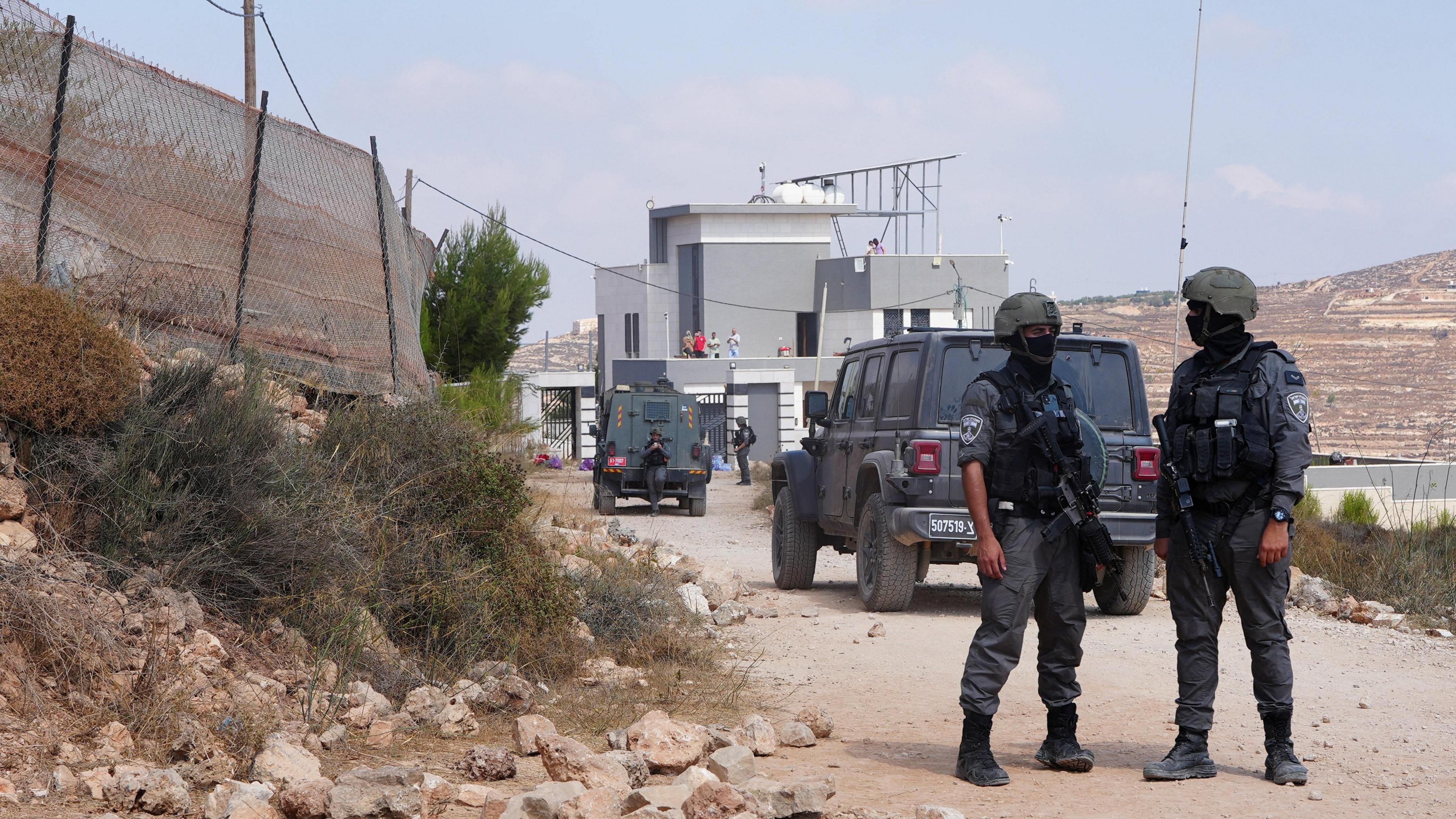 Activists Attempt to Deliver Aid Amid Besieged Palestinian Homes in Qusra