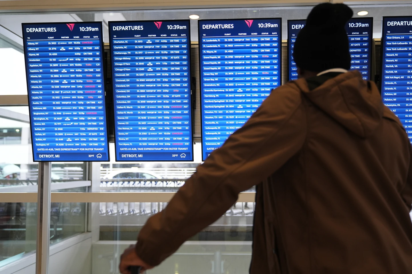 Concerns Grow as U.S. Air Travel Faces Major Disruptions Ahead of Thanksgiving