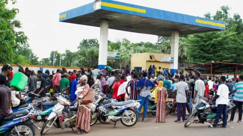 Fuel Blockade in Mali: Chaos and Economic Standstill in Bamako