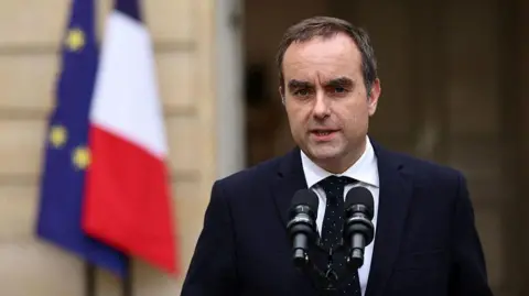 France on the Brink: Macron to Name New Prime Minister as Political Stalemate Continues