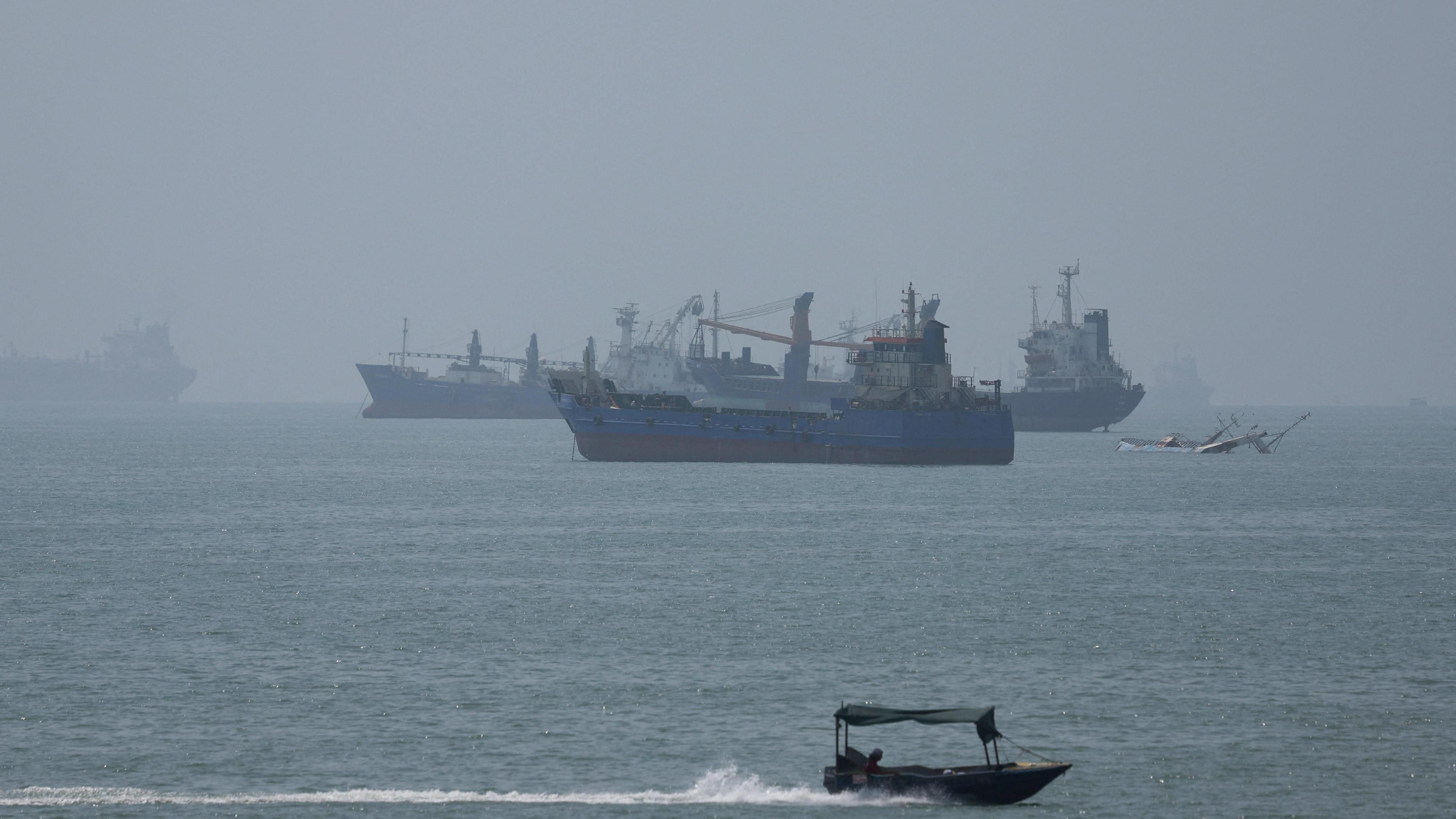US Strikes Iranian Launchers on Larak Island: First Attack in Weeks