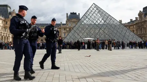 Four New Arrests in Louvre Museum Jewellery Heist Investigation