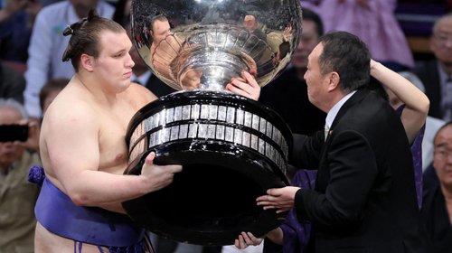 Ukrainian Sumo Star Aonishiki Claims Historic Championship in Japan