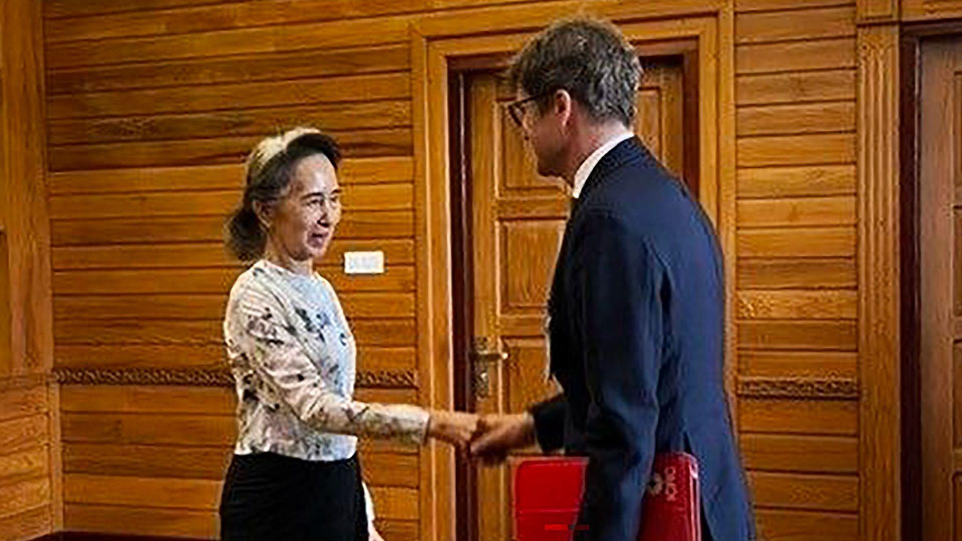 Myanmar’s Aung San Suu Kyi Re‑enters Public View After 2½ Years: First Outside Contact