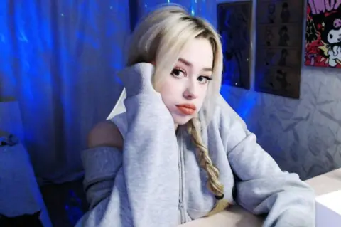 The Dangers of 'Molecule': A Dangerous Weight-Loss Pill Popular Among Young Russians