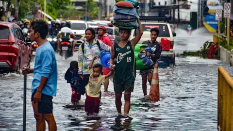 Devastation in the Philippines as Typhoon Kalmaegi Approaches Vietnam