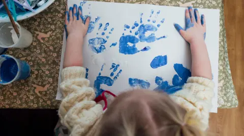 Queensland Parents Outraged Over Kindergarten's Art Fee Scheme: A Midnight Heist Ensues