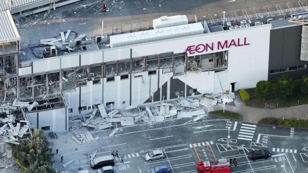 Strong Earthquake Traps Dozens Inside Japanese Shopping Mall