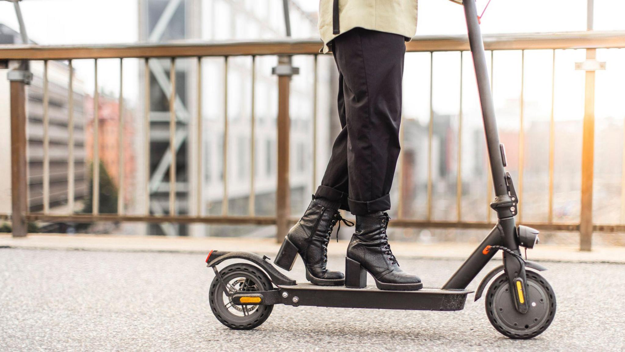 Paris Reinstates Helmet Mandate for Private E‑Scooters, Facing Fines for Non‑Compliance