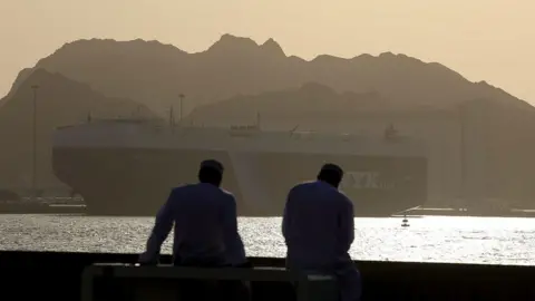 US‑Iran deal opens Strait of Hormuz but leaves key issues unresolved