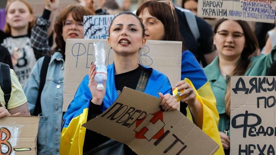 Zelensky Faces Fallout as Ukraine Protests over Defence Minister Dismissal