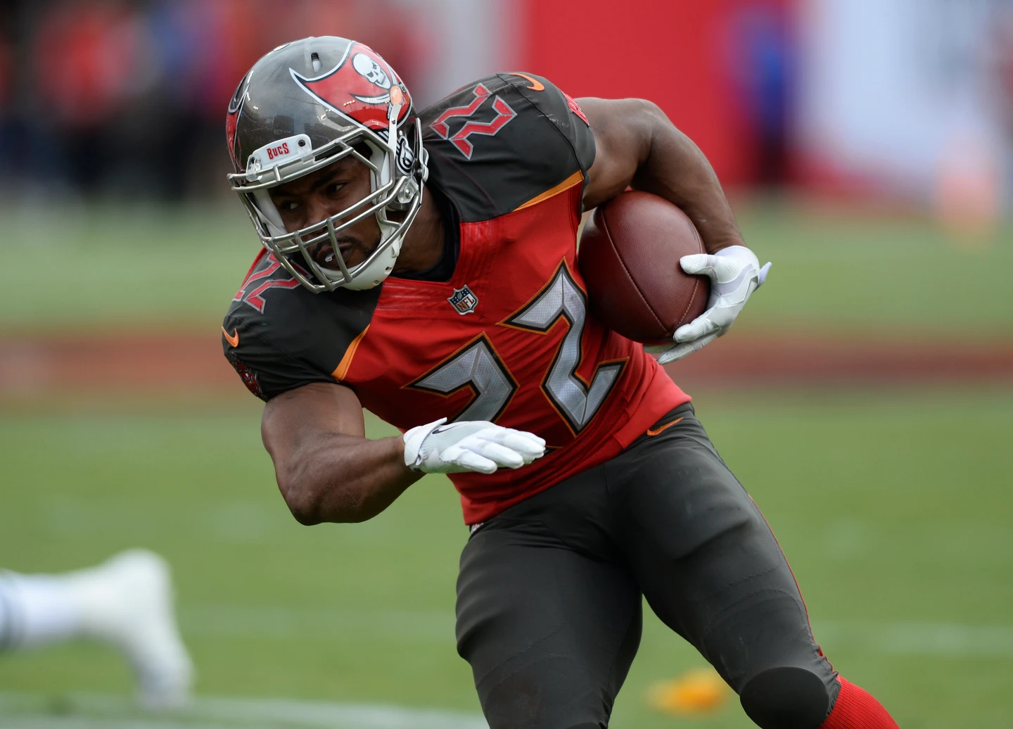 Tragic Death of NFL Star Doug Martin Following Police Encounter