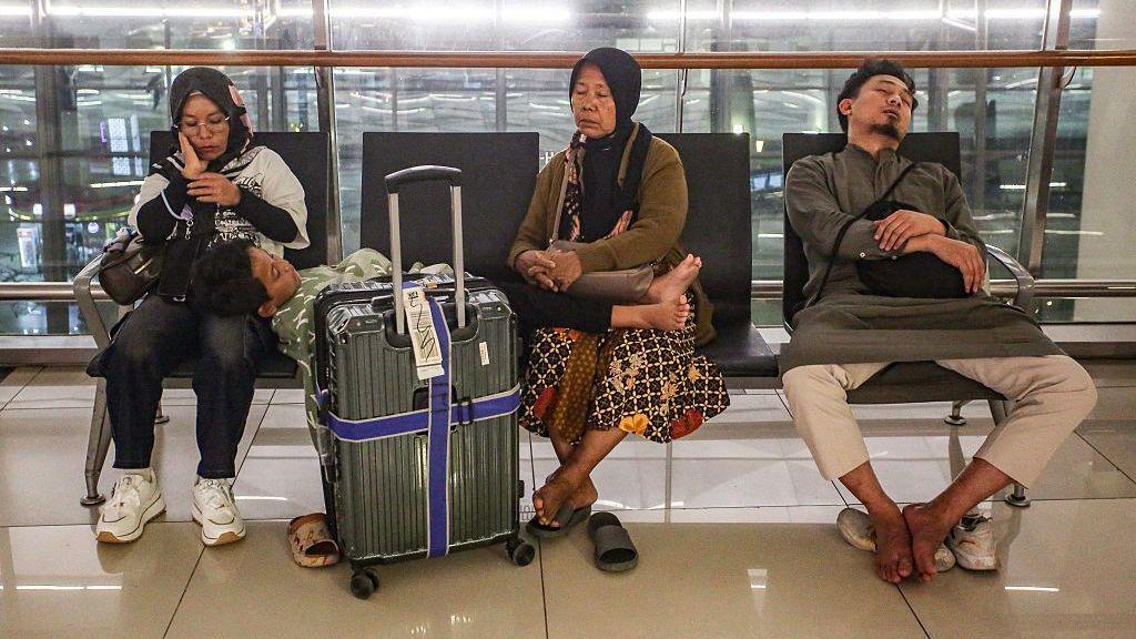 Anak Krakatoa eruption halts hundreds of flights, leaving 22,000 stranded