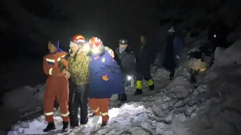 Rescue Operations Flourish as 580 Everest Hikers are Safely Evacuated from Blizzard