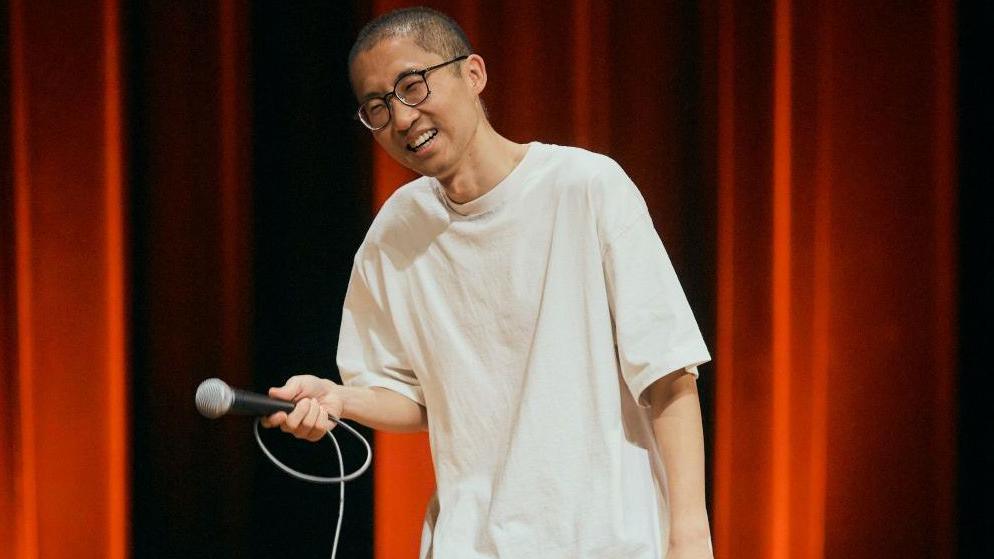 China’s Banned Comedian Chizi Tells His Jokes to Chinese Audiences Abroad