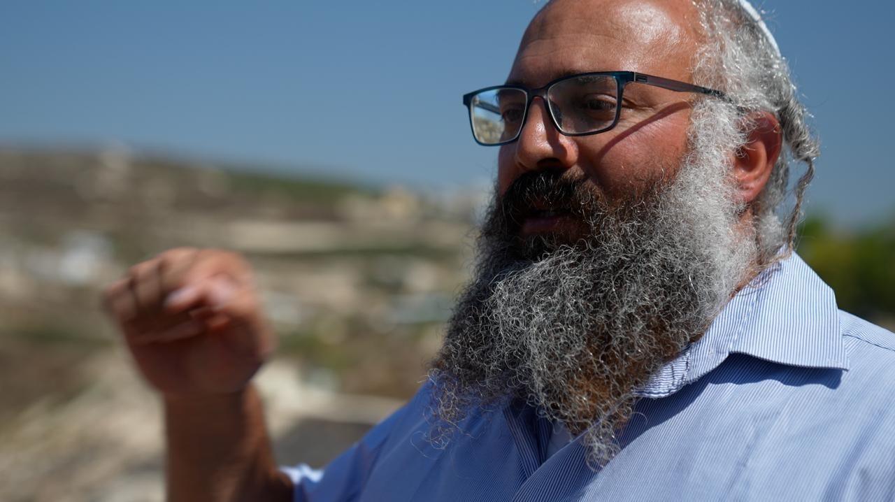 Israeli Settlers Besiege Palestinian Families in West Bank Village: A Tense Standoff in Qusra