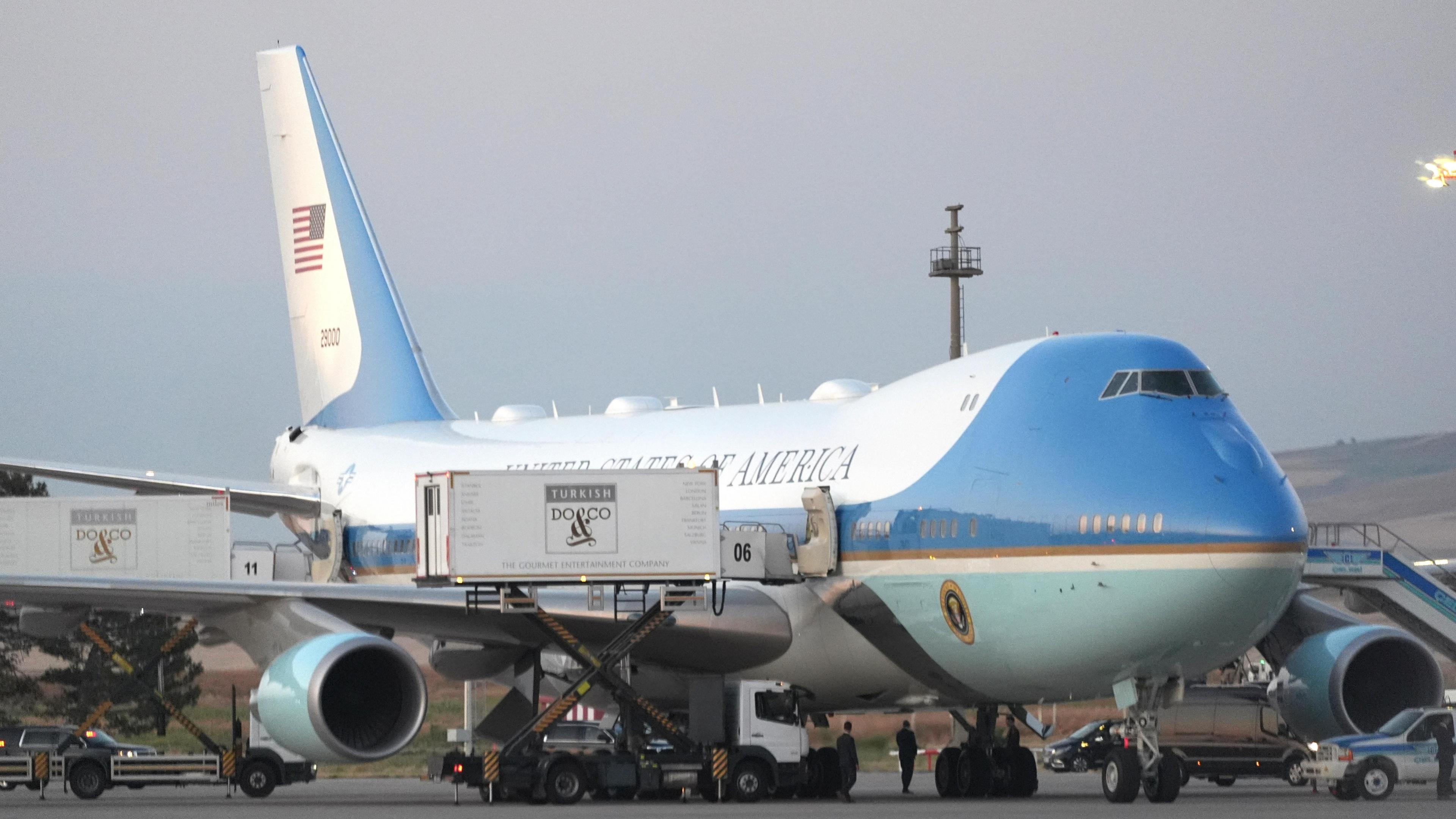 Trump’s Secret Air Force One Switch Leaves Cabinet on Decoy Plane