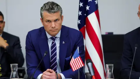 US Defence Secretary's Plane Diverts to UK Due to Cracked Windscreen