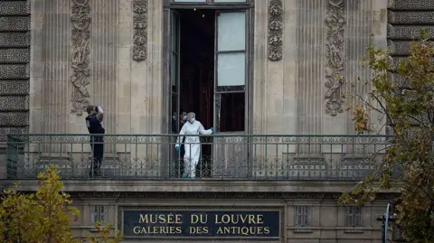 Louvre Heist: Attendant's Eyewitness Account Reveals Unfolding Chaos