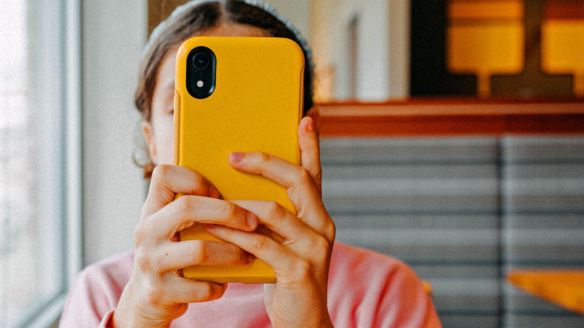 France to Block Under-15s From Social Media by 2027